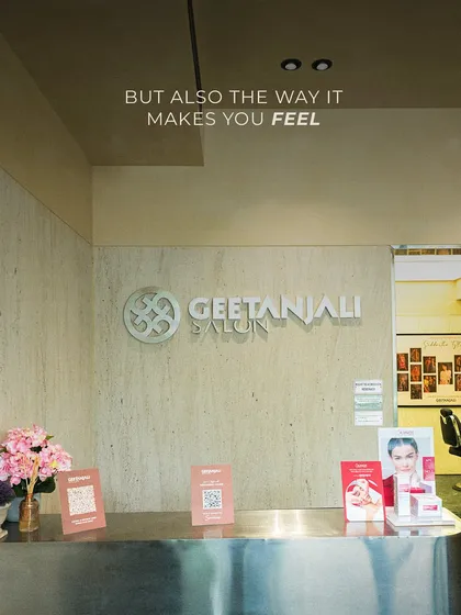 The feeling of luxury starts at our reception. This is the welcome desk at our Sultanpur location, where your journey to feeling fabulous begins.