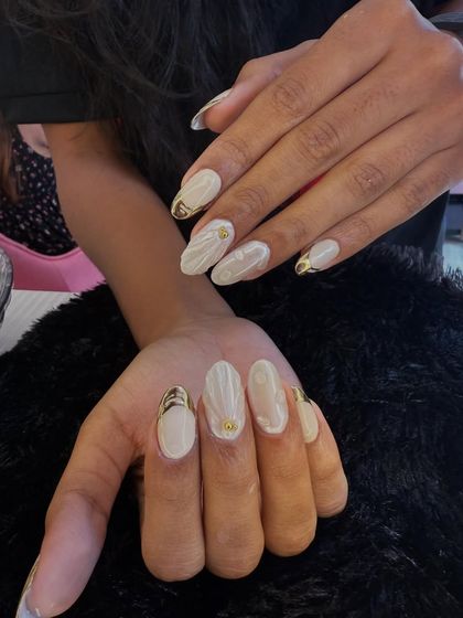 An elegant and understated design in soft white and gold. This set features a marbled white base with delicate gold foil accents and tiny gold studs.