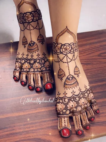 Don't forget the feet! This bridal foot mehendi features beautiful hanging jhumka (earring) motifs and delicate floral patterns. It's designed to look like a beautiful piece of jewelry, making sure the bride is adorned from head to toe.