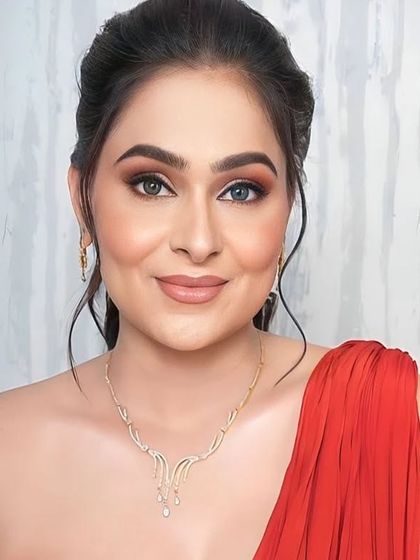 A 'less is more' party look. This makeup is clean and sophisticated, with a focus on beautifully blended eyeshadow and a natural-looking base, proving that minimalism can be stunning.