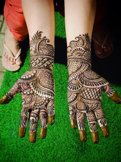 A final look at this beautiful, full-coverage traditional mehandi.