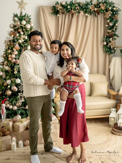Capturing the magic of the holiday season with a festive family portrait. The beautifully decorated Christmas tree and cozy outfits create a warm and joyful atmosphere for this Christmas photoshoot.