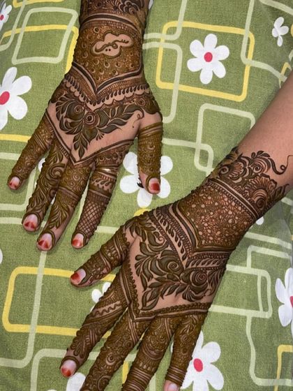 A different angle of the V-shaped floral design, highlighting the details on the fingers.