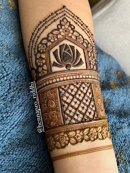 Another example of a beautiful start to an arm design. This cuff combines a lotus motif with checkered jaal patterns and a delicate floral border.