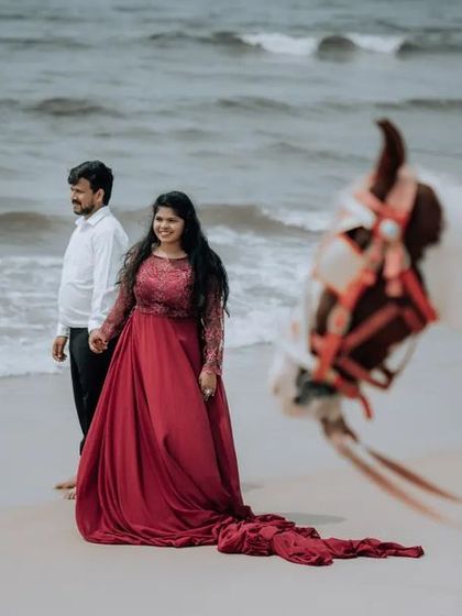 A creative composition using a horse to frame the couple on the beach. This adds an artistic and unique element to their pre-wedding album.
