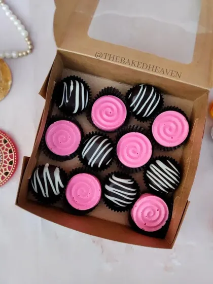 This box is pure fun. It combines pink Bubblegum flavored chocolates with dark Oreo Crunch chocolates, decorated with swirls and stripes. It’s a favorite for those who love nostalgic flavors.