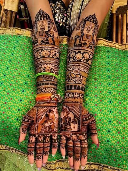 This design features bride and groom portraits on the palms, with doli and elephant motifs on the arms, creating a classic wedding story.