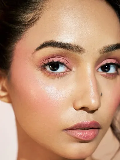 This beauty look is all about fresh, youthful skin. The soft pink tones on the eyes and cheeks create a harmonious and pretty look.