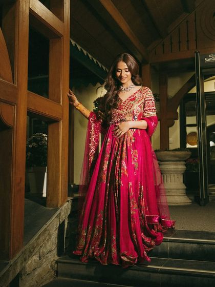 Vasav’s full outfit for her welcome dinner. The soft, glowing makeup and flowing hair perfectly complement her vibrant pink anarkali, creating a look of effortless grace.