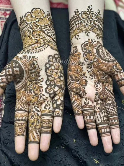 A look back at an Eid 2023 design. I love how the different patterns on each hand complement each other, with a mix of florals, grids, and bold lines.