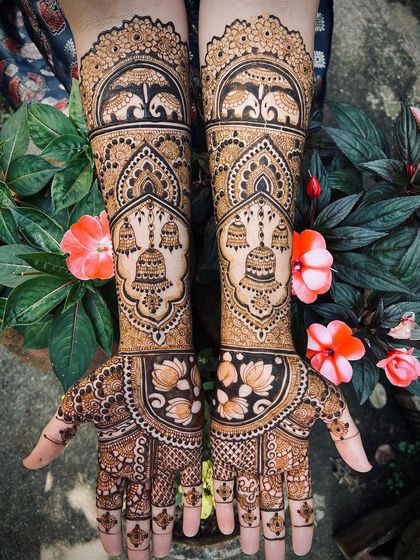 Flowers and bells make for a perfect combination in this traditional design. The hanging temple bells and lotus motifs create a sense of peace and divinity.