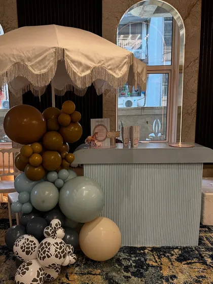 The full popsicle cart setup, complete with a fringed umbrella and a custom balloon arrangement.