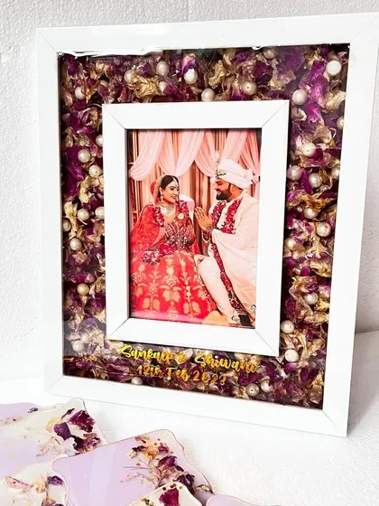 Another look at the changeable photo frame, this time with a set of matching coasters made from the same batch of preserved flowers. It's a great way to create a coordinated gift set.