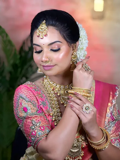 The focus here is on the radiant, dewy skin and perfectly blended eyeshadow. You will learn how to achieve this long-lasting glow that is essential for South Indian brides.