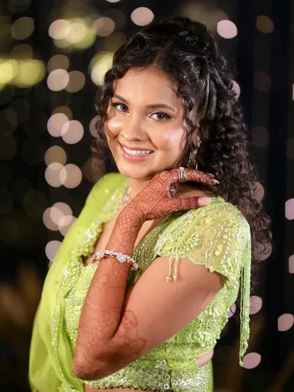 A close-up on this curly-haired beauty. The makeup is kept fresh and minimal to enhance her features, while the hairstyle celebrates her gorgeous natural curls.