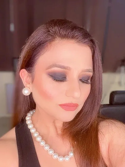 A close-up of the smokey eye makeup.