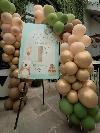 The welcome sign for Johan's teddy-themed first birthday party.