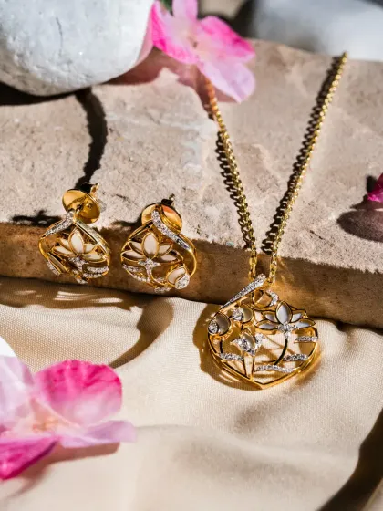 This Aranya set in gold and diamonds was created with one question in mind: How should jewellery feel when you wear it every day? Light enough to live in, thoughtful enough to last.