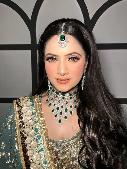 A final portrait of this stunning and sophisticated look.