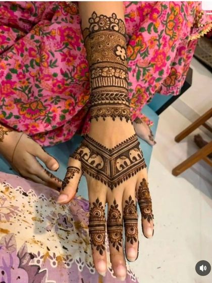 This stylish wristband design features a row of elephants and is great for someone who wants a modern and minimalist mehandi look.