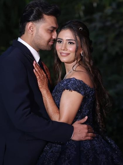 An intimate close-up of the couple. You can see the details of her engagement makeup, with a focus on flawless skin and softly defined eyes, creating a look of pure romance.