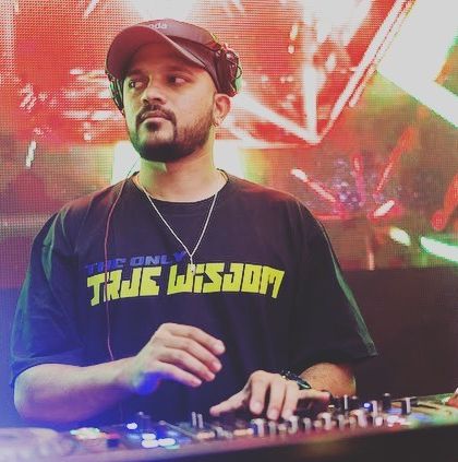 Shine HVK - Club & Festival DJ Behind the Decks photo 15