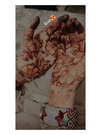 The beautiful, mature stain of a floral mehendi design. This is a great example of a non-bridal, festive look that is both full and elegant.