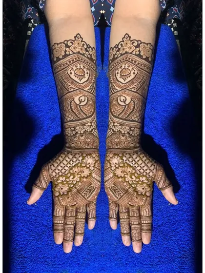 A beautiful and clean full-hand design. The pattern is a mix of modern paisleys and traditional jhumka motifs.