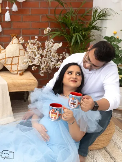 "Mom to be" and "Dad to be" mugs are a fun prop to include in your shoot. This couple looks so happy and excited for their new roles.