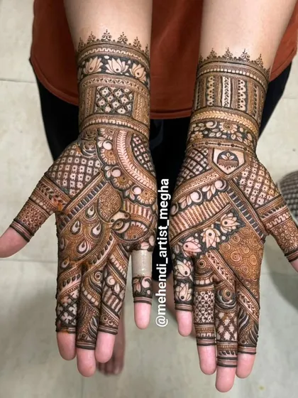 This design is filled with classic elements, including peacock feathers and lotus buds, creating a rich tapestry of traditional art on the hands.