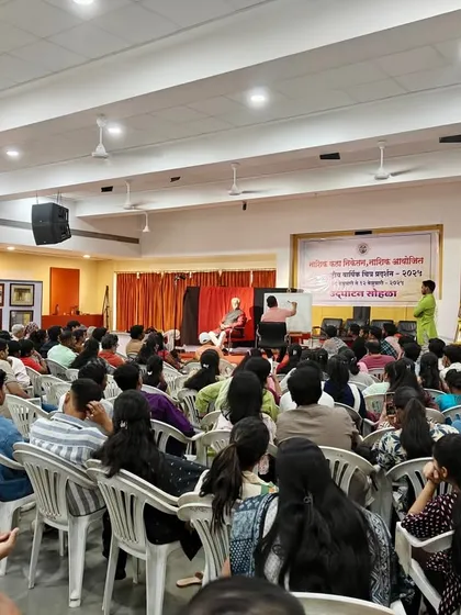 The hall filled with students and art lovers during my live demonstration in Nashik.