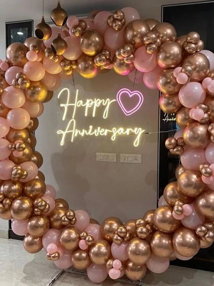 A classic and elegant choice for any anniversary. This full balloon ring is created with a beautiful blend of pastel pink and metallic rose gold balloons, with a "Happy Anniversary" neon sign glowing at the center.