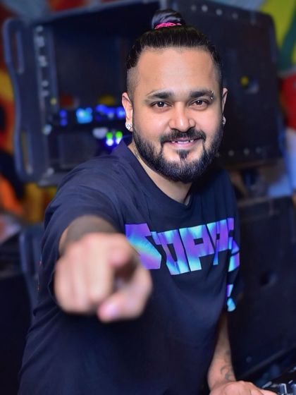 Pointing at the crowd at Gillys 104.