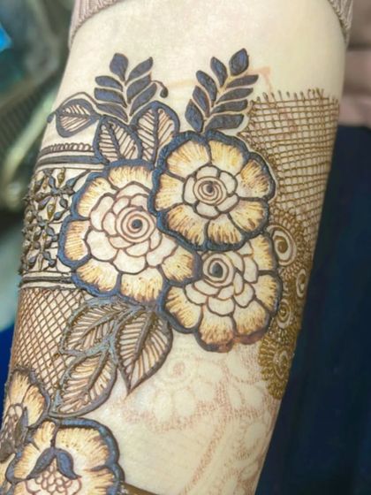 Another look at a shaded floral arm band. This style is perfect for extending a bridal design up the arm or as a standalone piece.
