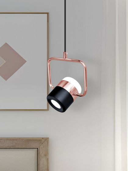 The clean design of this spotlight pendant makes it a great choice for modern and minimalist interiors. The rose gold frame adds a touch of warmth to the black fixture.