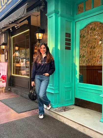 A casual winter look for a day out. I layered a turtleneck under a navy sweatshirt and paired it with bootcut jeans and sneakers.