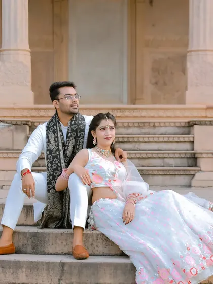 A relaxed and royal pose on the steps of a cenotaph. This candid couple photo captures a natural interaction, making the grand setting feel personal and intimate.