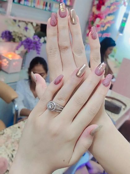 An elegant combination of a dusty rose matte polish and a brilliant gold chrome on accent nails. This mix of textures and finishes is incredibly chic.