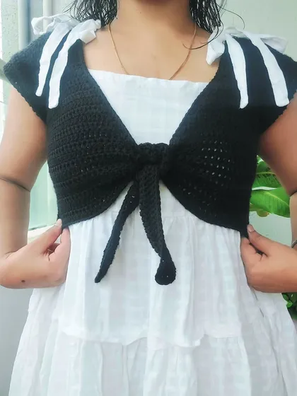 A closer view of the front tie and the construction of the Mari Top.