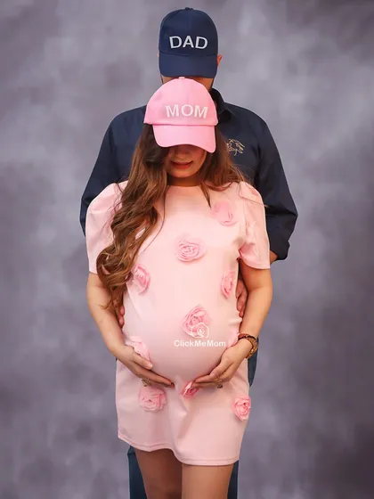 A fun and casual way to announce your new titles. These "Mom" and "Dad" hats add a playful and personal element to your couples maternity shoot, capturing the excitement of becoming parents.