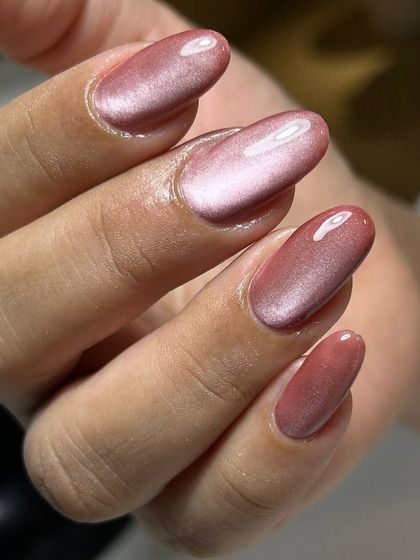 A lovely rose-gold cat-eye manicure. The warm, metallic shimmer gives this polish a beautiful, velvety texture and shine.