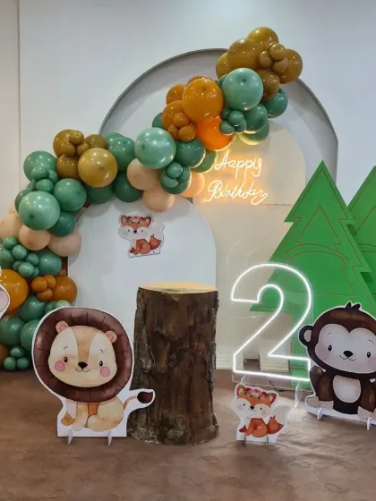 Another view of the jungle theme, showing how the elements like the neon number, animal cutouts, and balloon arch come together.