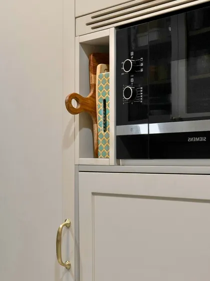 Built-in niches are a simple but incredibly effective storage solution. This slim space next to the oven is perfect for keeping chopping boards and baking trays upright and accessible, instead of having them stacked in a drawer.