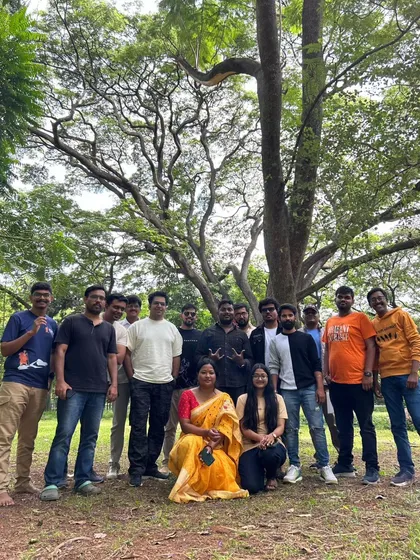 The whole meetup group posing for a photo under the big trees of Cubbon Park.
