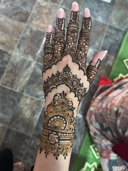 This Pakistani-style henna cuff is elegant and intricate. It focuses the design on the wrist and back of the hand.