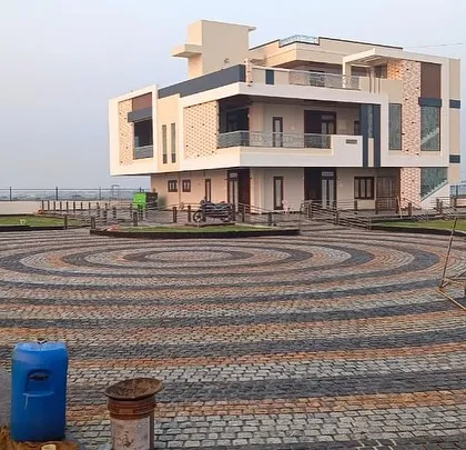 This is a great example of a large-scale paving project using multi-colored cobblestones. I created this intricate circular pattern for a driveway, making a grand entrance for this modern home.