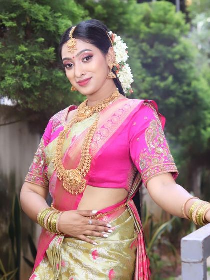 Another beautiful shot of this complete South Indian bridal look, perfect for your wedding inspiration.