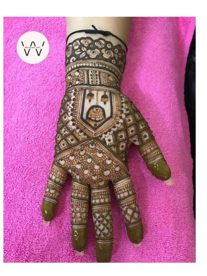 A beautiful design for a bridesmaid featuring a palanquin (doli) motif.