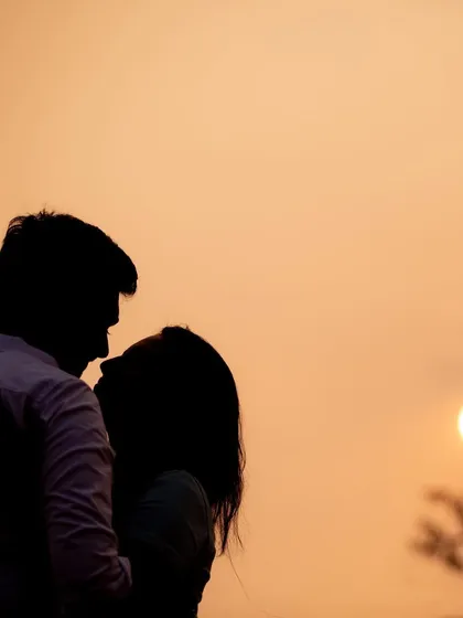 There is something so magical about a silhouette against the setting sun. This romantic pre-wedding portrait captures the quiet intimacy and deep connection between a couple, creating a timeless and artistic image of their love.