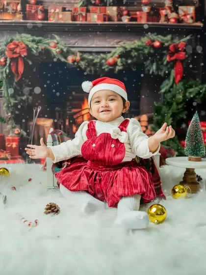 An open-armed, welcoming pose from this happy baby, ready to celebrate the holidays.